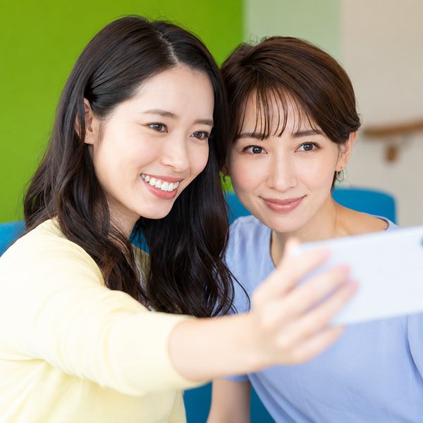 笑顔で自撮りする女性たち