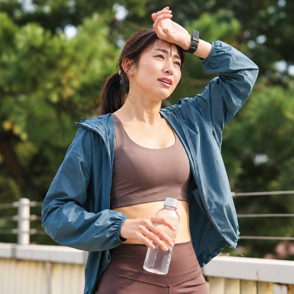 運動で疲れた様子の女性